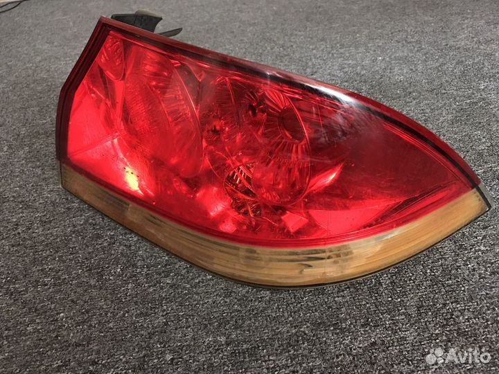 Задний правый фонарь на mitsubishi lancer 9