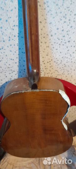 Старая мастеровая гитара