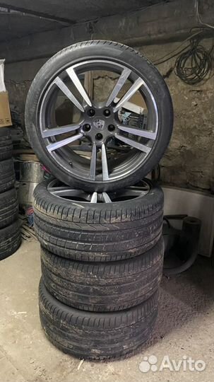 Pirelli P Zero 295/35 R21 и 295/35 R21