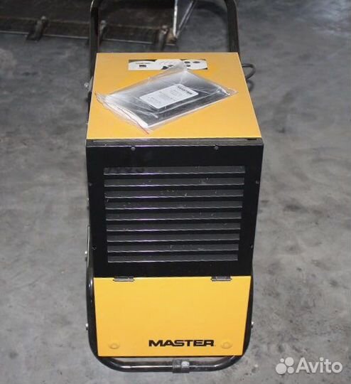 Осушитель воздуха Master DH752 at1