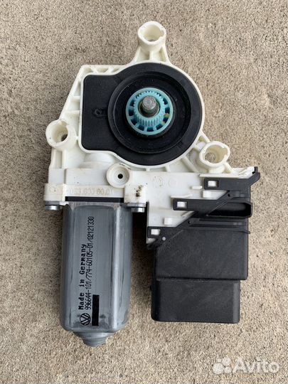 Моторчик стеклоподъемника задний Skoda Octavia A5