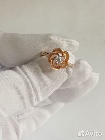 Кольцо с синтетическим камнем Золото