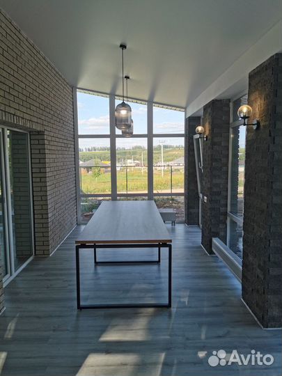 Стол переговоров