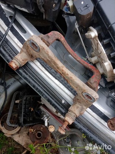 Скоба переднего суппорта левая Toyota Corolla E110