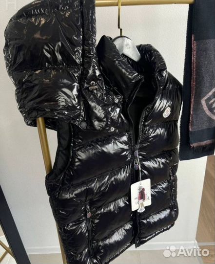 Глянцевая жилетка Moncler