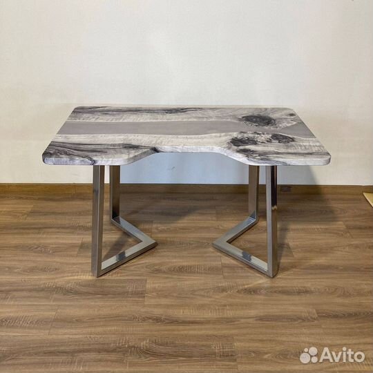 Компьютерный стол 'Solid Hearing'