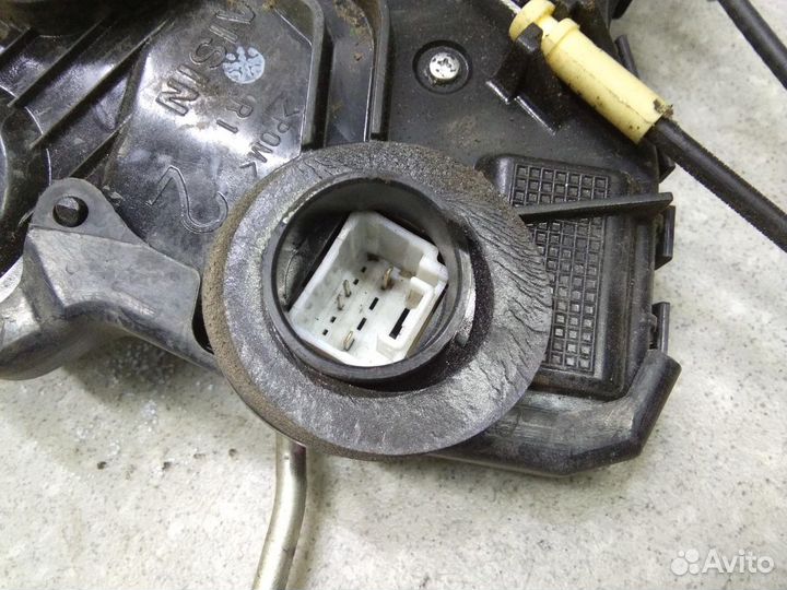 Замок двери передней правой Toyota Highlander II 2