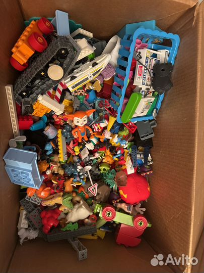 Коробка с мелкими игрушками