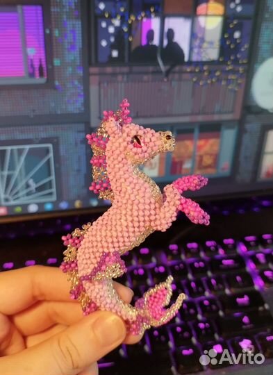 Игрушка амигуруми гиппокамп из бисера