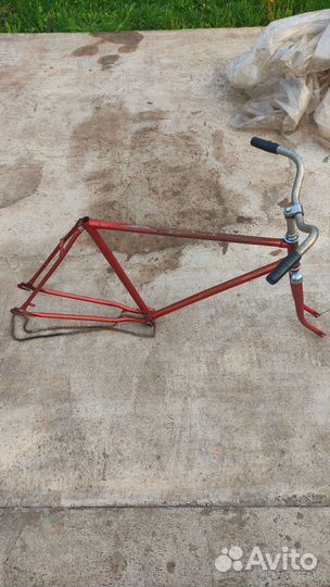 Рама с цепью, руль, вилка велосипеда 