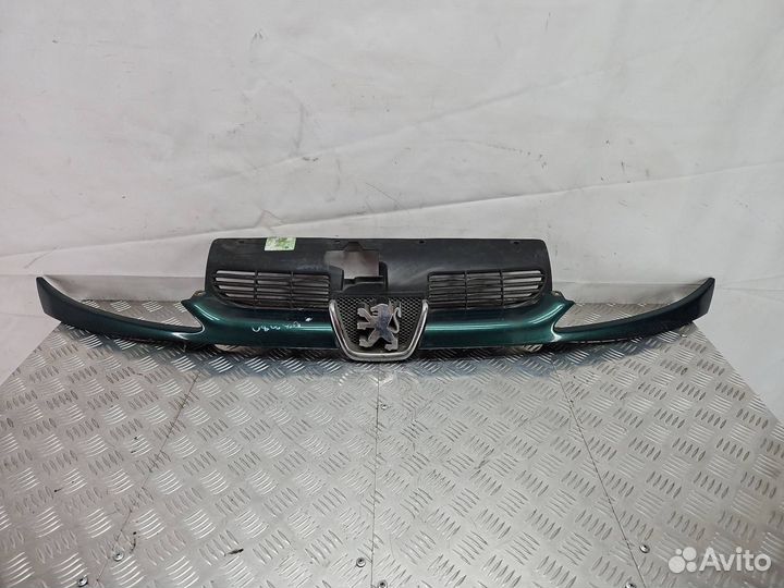 Решетка радиатора Peugeot 206 2000