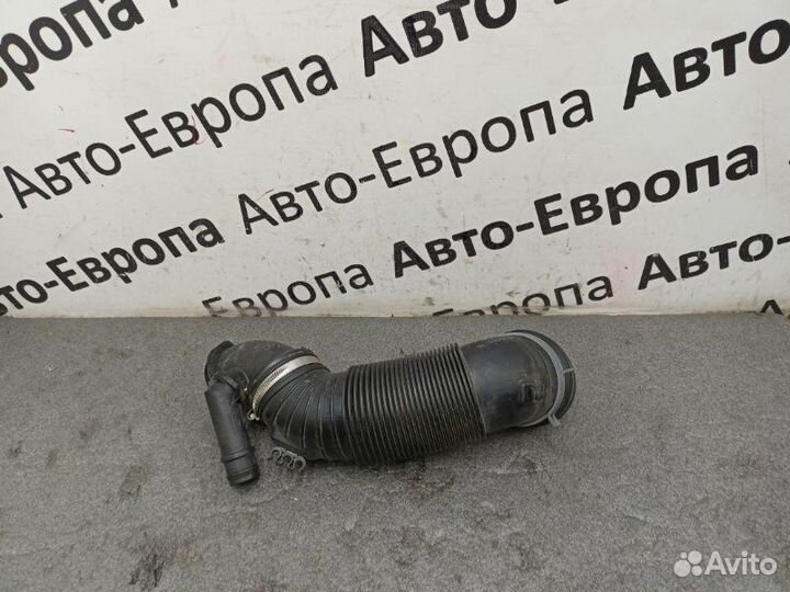 Патрубок впускной Volkswagen Tiguan 2.0 дизель