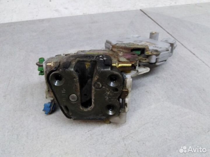 Замок двери передней левой