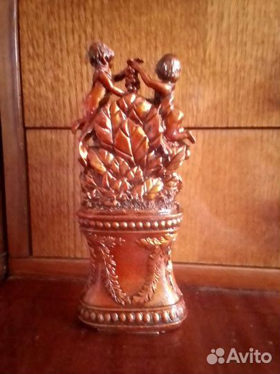 Статуэтки со знаком зодиака и часами