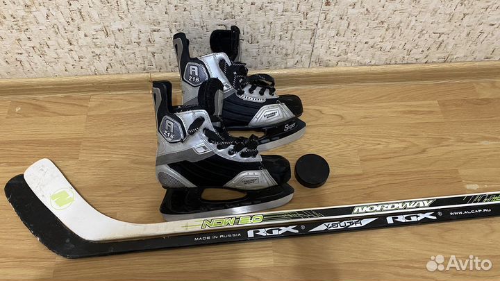 Коньки детские с клюшками и шайбой