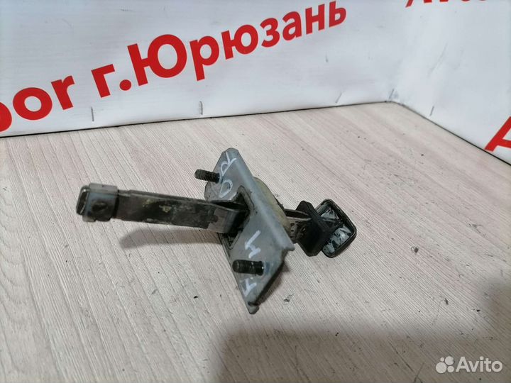 Ограничитель передней двери Mazda Bongo Friendee