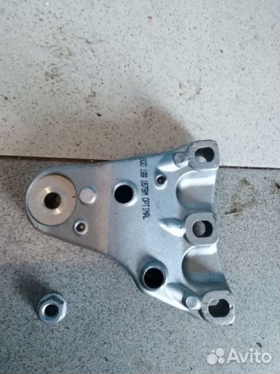 Кронштейн правой подушки VW