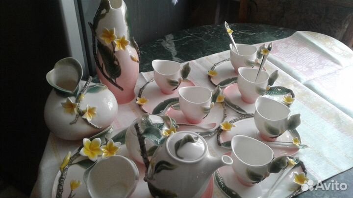 Шикаpный сервиз из тончайшего костяного фарфора