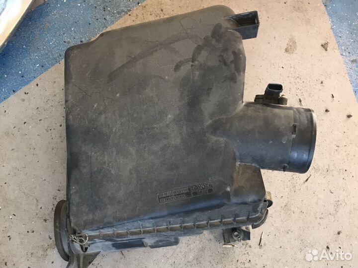 Корпус воздушного фильтра Toyota Land Cruiser 200