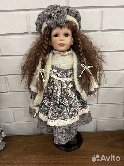 Кукла фарфоровая