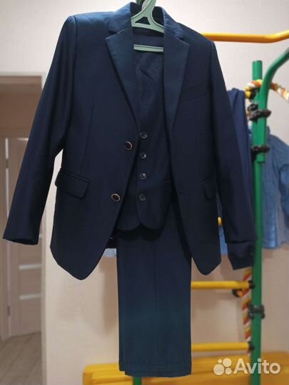 Школьный костюм тройка, рубашки, брюки и др