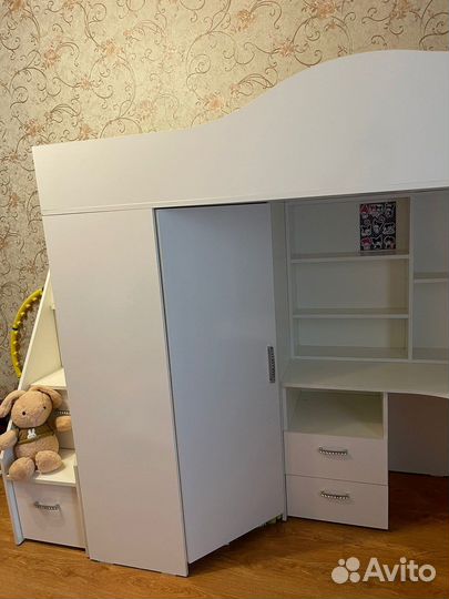 Кровать чердак со столом и шкафом