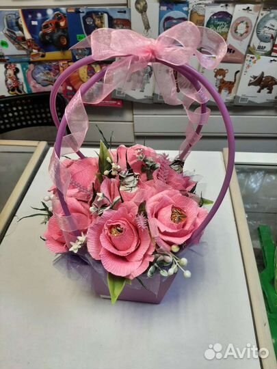 Корзина с цветами и конфетами