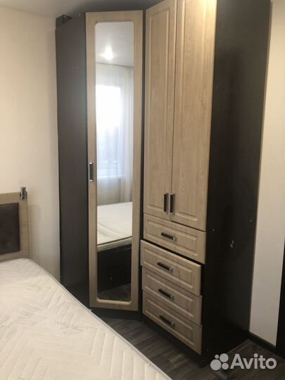 Угловой шкаф с зеркалом