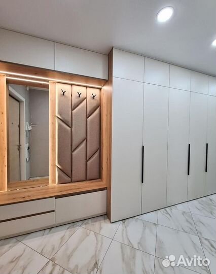 Шкаф в прихожую с мягкой панелью