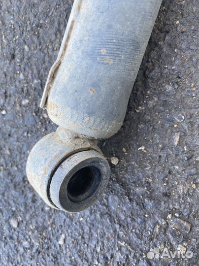 Задний правый амортизатор Toyota Hilux 8 2GD-FTV