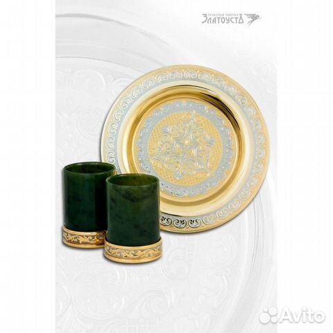 Рюмки из нефрита, золотой поднос