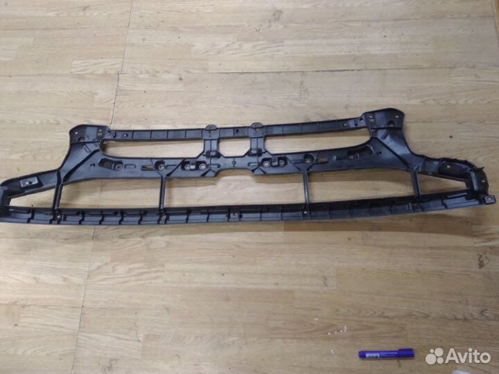 Кронштейн решетки радиатора передний Audi Q8