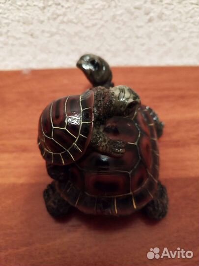 Черепаха с маленьким черепашонком