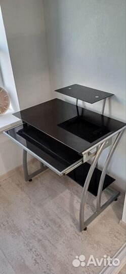 Компьютерный стол стеклянный