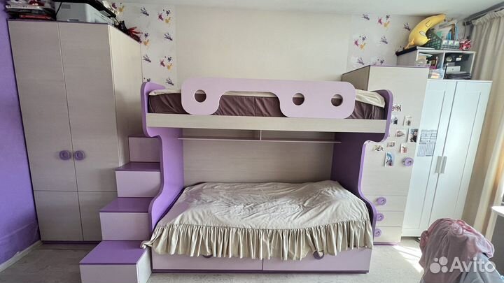 Детская мебель: 2 шкафа, двухэтажная кровать, стол