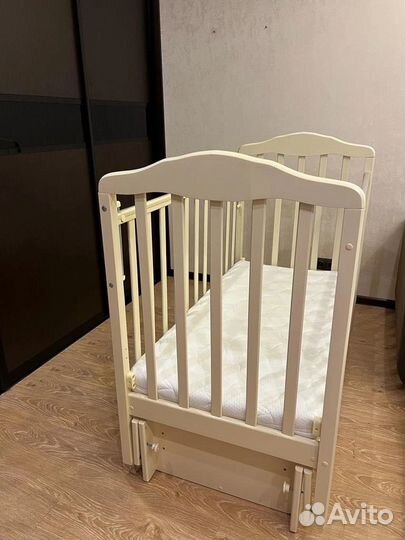 Детская кроватка с маятником и матрасом