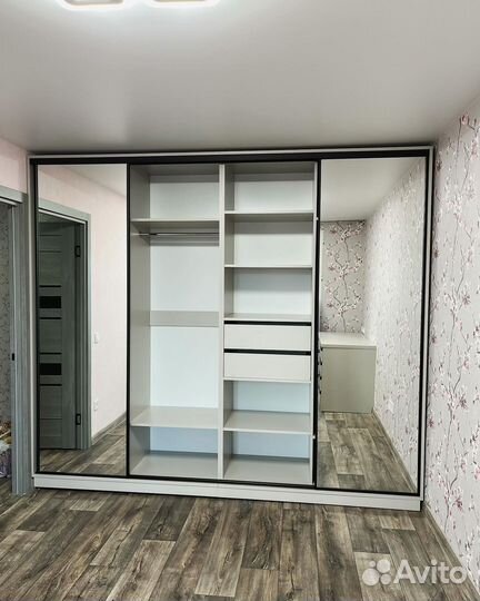 Шкаф купе с зеркалом