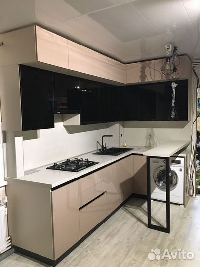 Угловая кухня под потолок на заказ в Омске