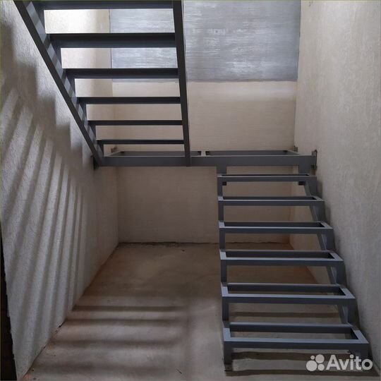 Металлическая лестница на второй этаж