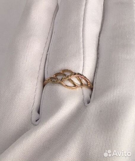 Золотое кольцо с камнем 17р