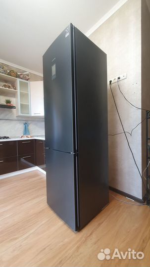 Продаётся холодильник Siemens KG39NAX31R