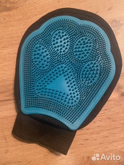 Перчатка для вычесывания шерсти