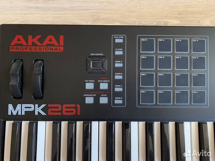 Akai PRO MPK261 USB миди клавиатура