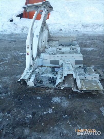 Стойка кузова центральная правая Volkswagen Golf