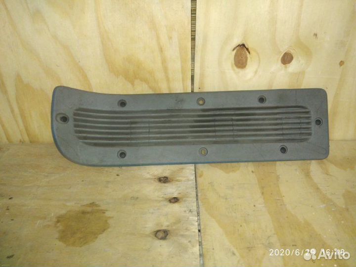 Накладка двери багажника задняя правая Renault