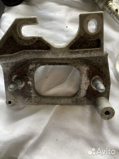 Кронштейн опоры двигателя Renault sandero stepway