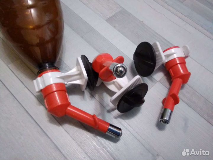 Поилка для коз, поросят, собак. Крепление на сетку