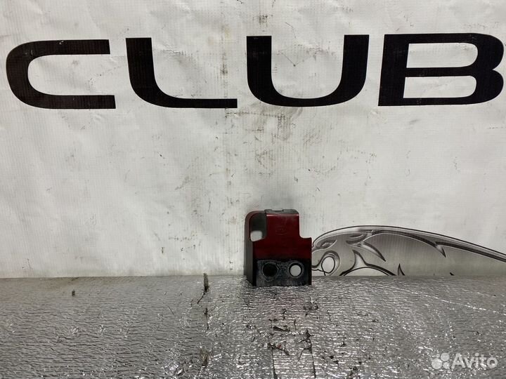 Кронштейн крыла Jaguar F-Pace