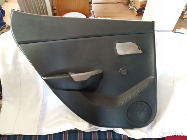 Обшивка (карта) двери задняя левая Kia Rio 3