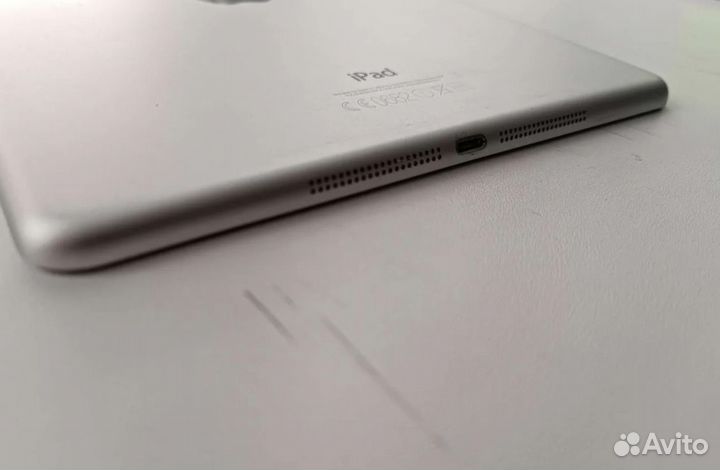 iPad Air (в идеале) с блоком и кабелем